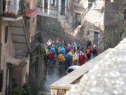 Escursionisti in sosta
sulla piazza Umberto 1° nel
borgo vecchio di Mazzano Romano
(8729 bytes)